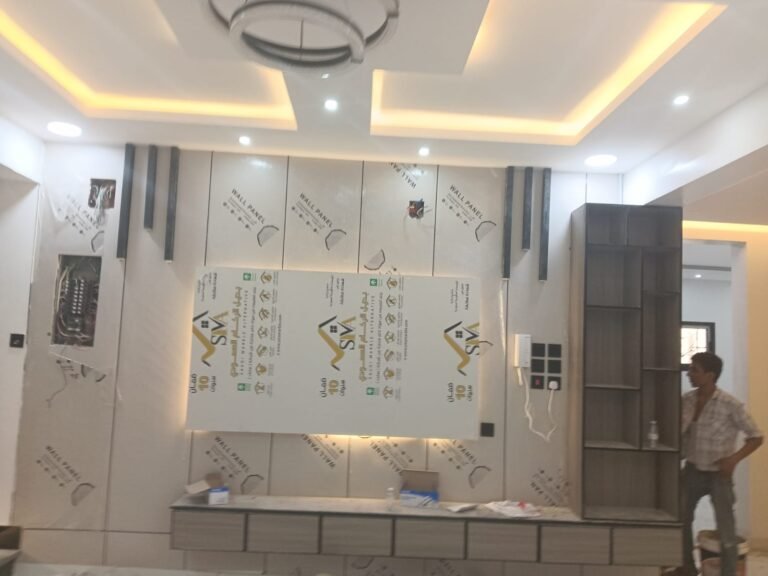 بديل الشيبورد لجدار التلفزيون مع ديكور هندسي
